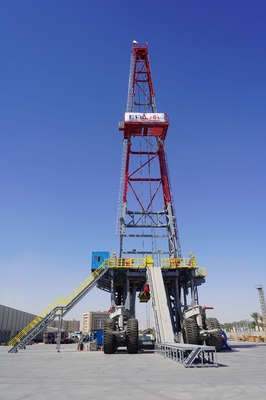 埃及造首套2000马力全自动拖挂陆地石油钻机总装下线
