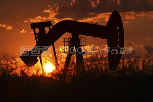 石油钻井平台泵日落时的杰克轮廓